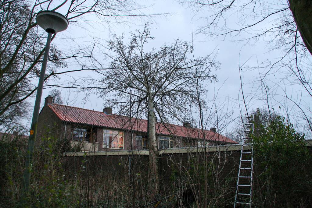 Boom valt tegen schuur