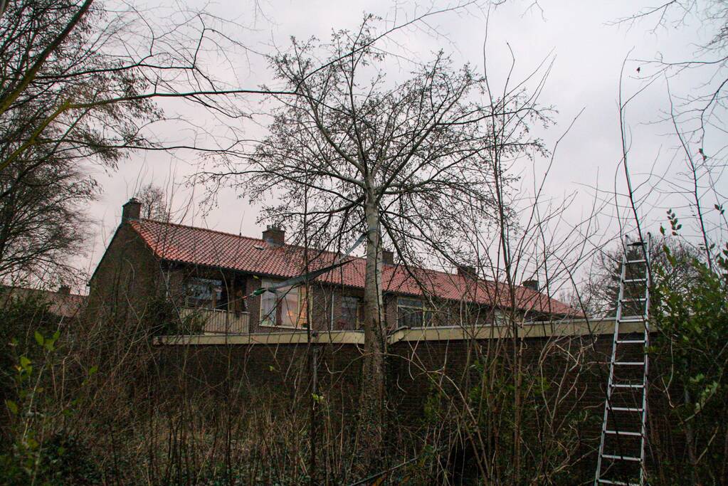 Boom valt tegen schuur