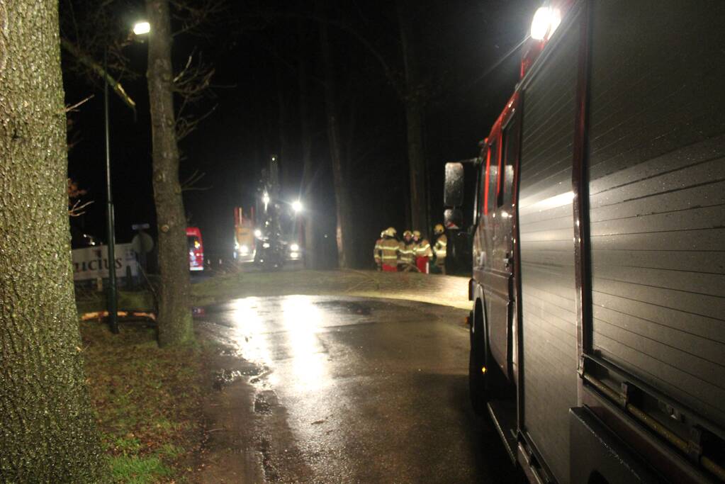 Brandweer verwijderd omgevallen boom