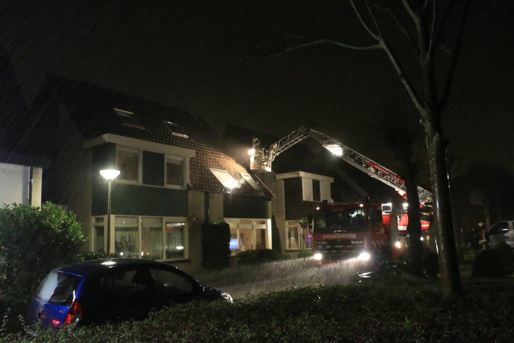 Brandweer legt losliggende dakpannen vast