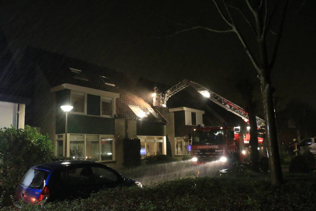 Brandweer legt losliggende dakpannen vast