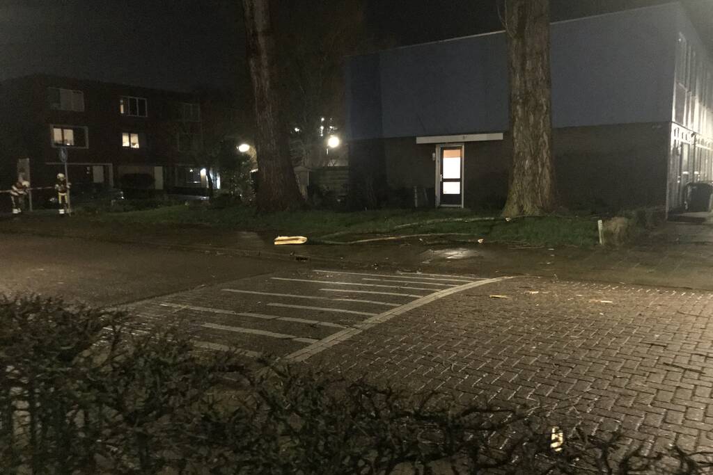 Boom staat op vallen, brandweer zet straat af