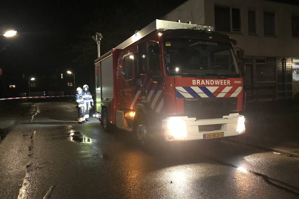 Boom staat op vallen, brandweer zet straat af