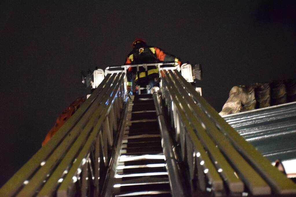 Waterlekkage door afgewaaide dakpannen