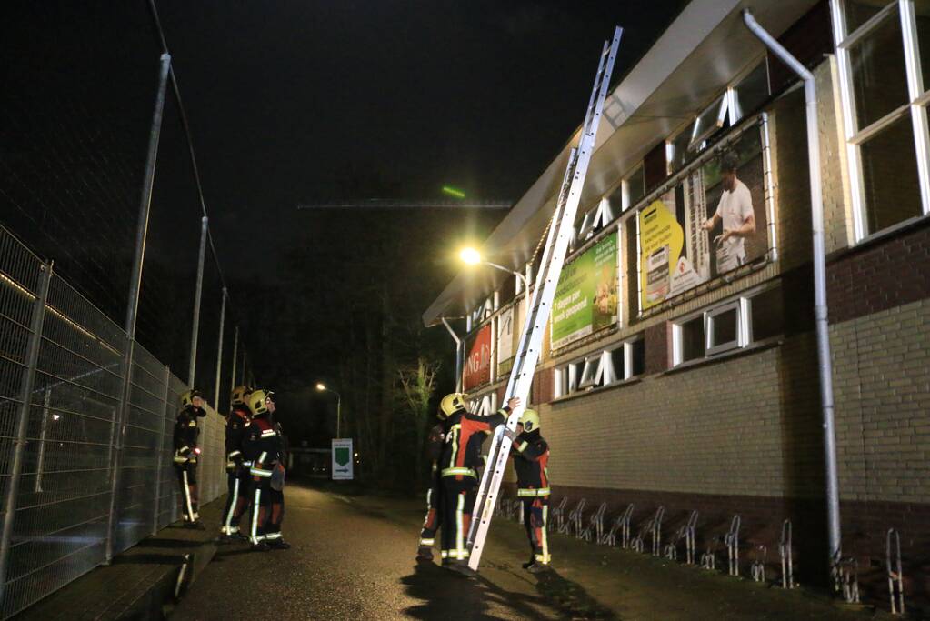 Grote buis op dak van voetbalvereniging zorgt voor gevaarlijke situatie