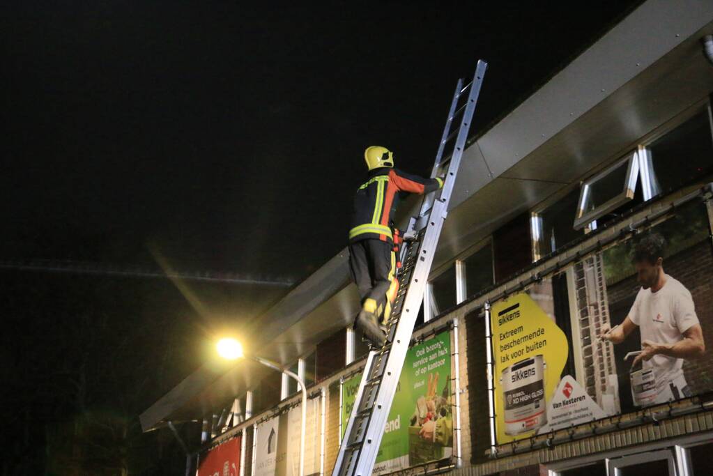 Grote buis op dak van voetbalvereniging zorgt voor gevaarlijke situatie
