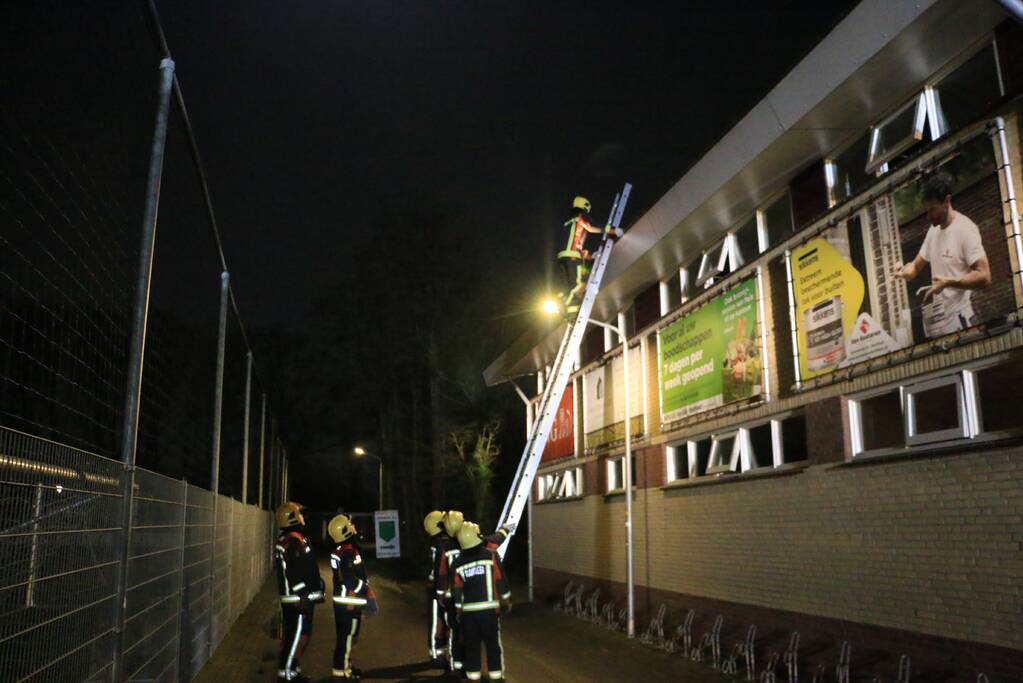 Grote buis op dak van voetbalvereniging zorgt voor gevaarlijke situatie