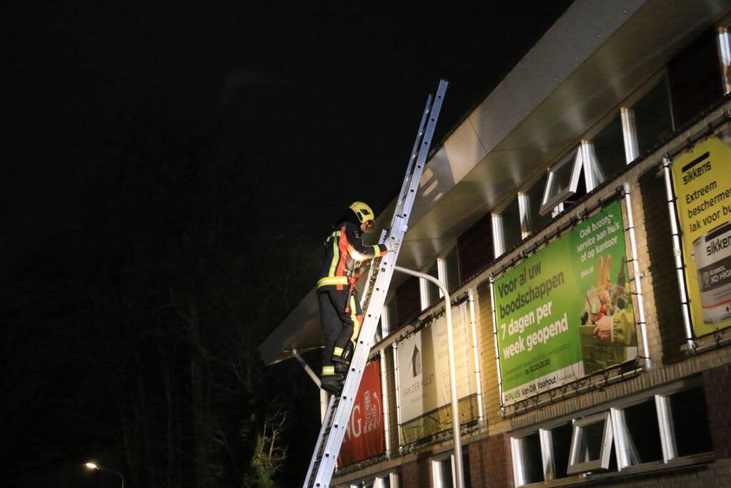 Grote buis op dak van voetbalvereniging zorgt voor gevaarlijke situatie