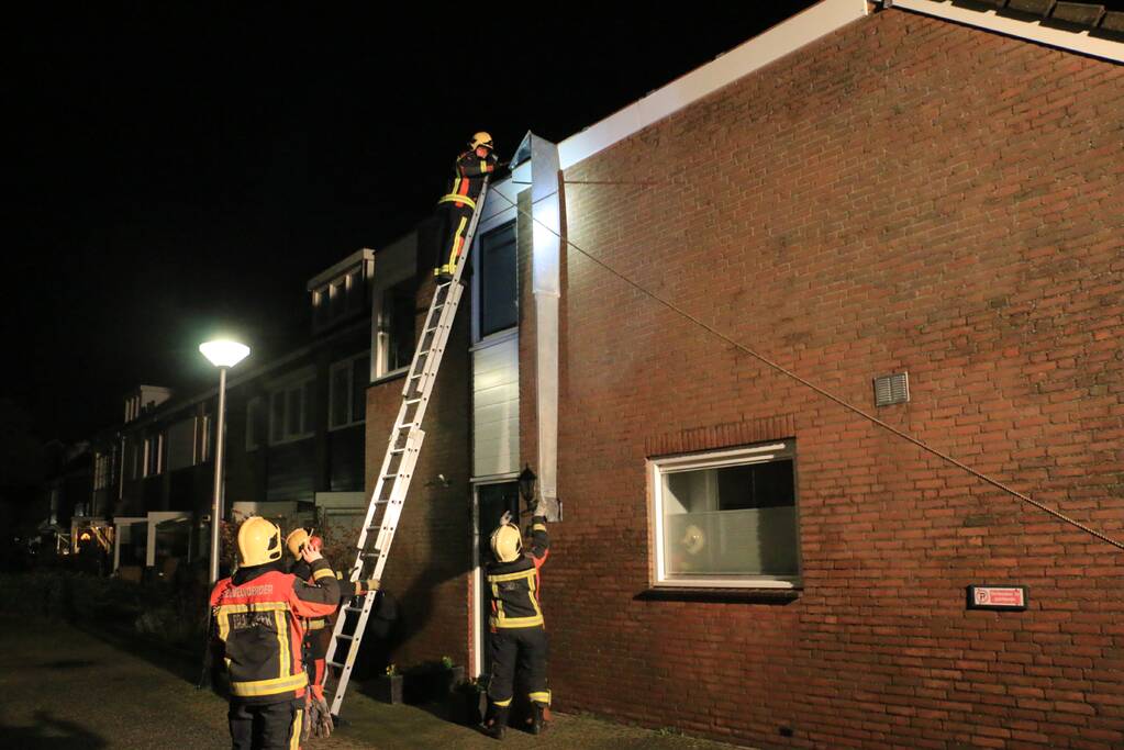 Brandweer verwijderd loshangende dakrand