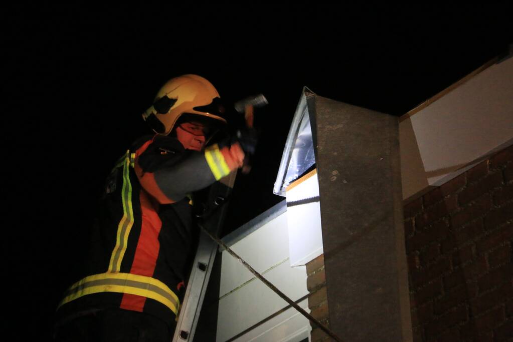 Brandweer verwijderd loshangende dakrand