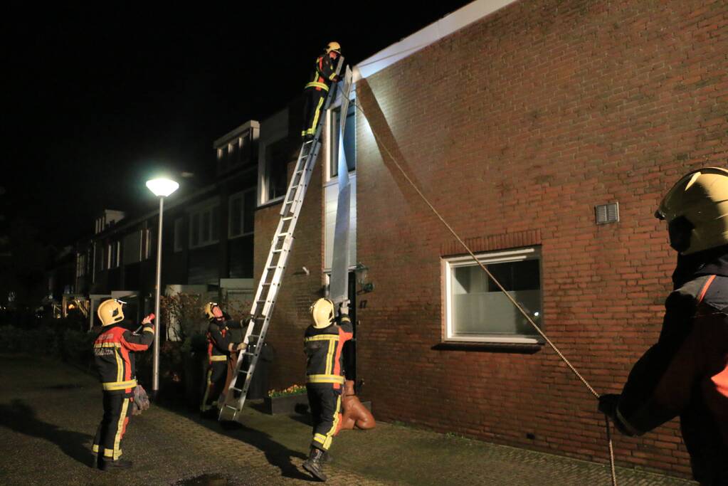 Brandweer verwijderd loshangende dakrand