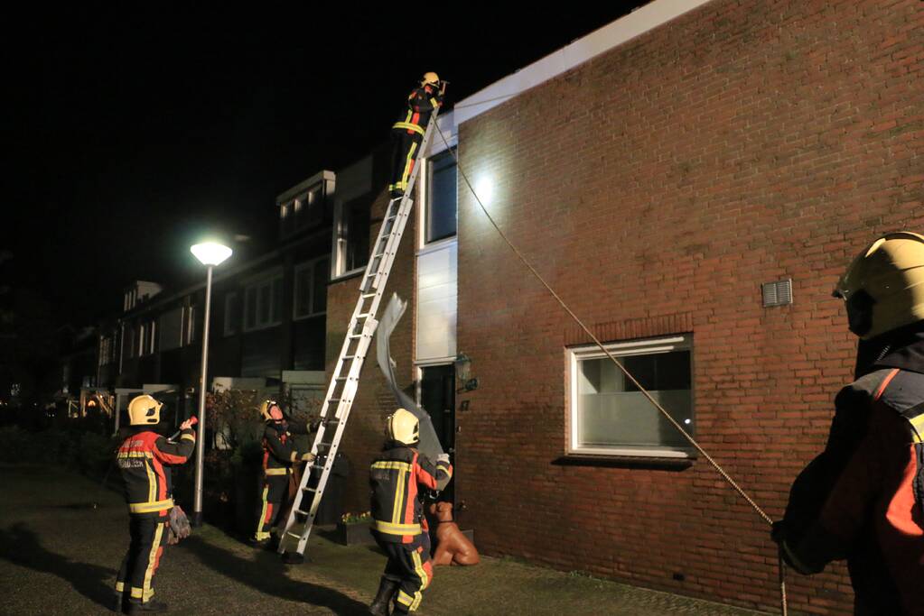 Brandweer verwijderd loshangende dakrand