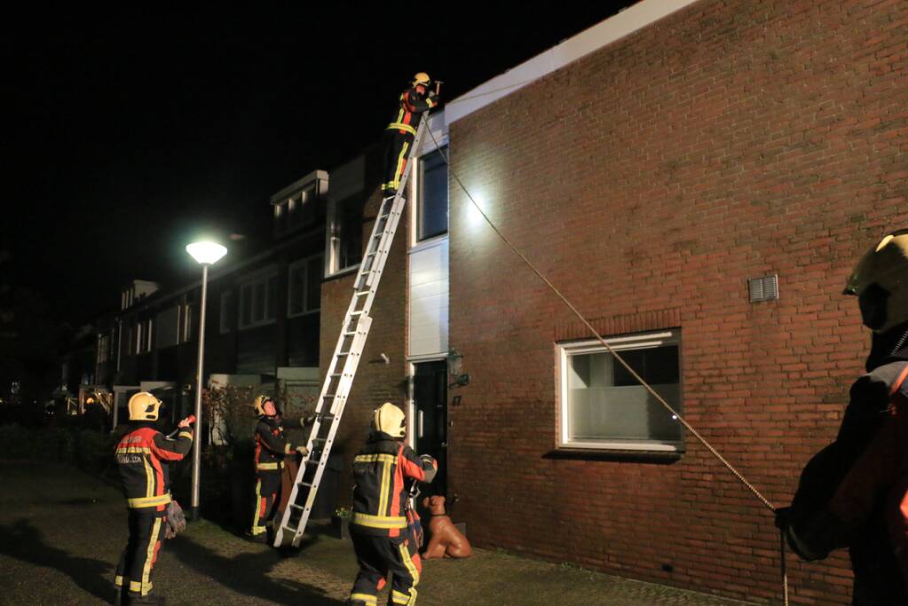 Brandweer verwijderd loshangende dakrand