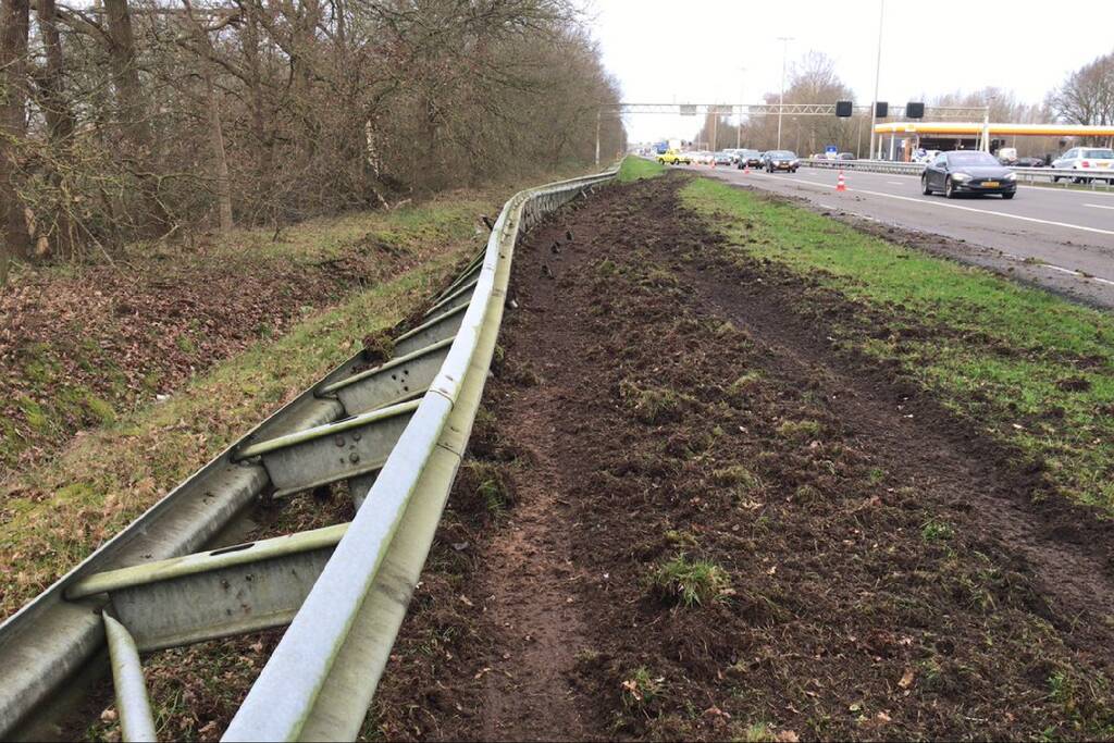 Vrachtwagen belandt in berm tegen vangrail