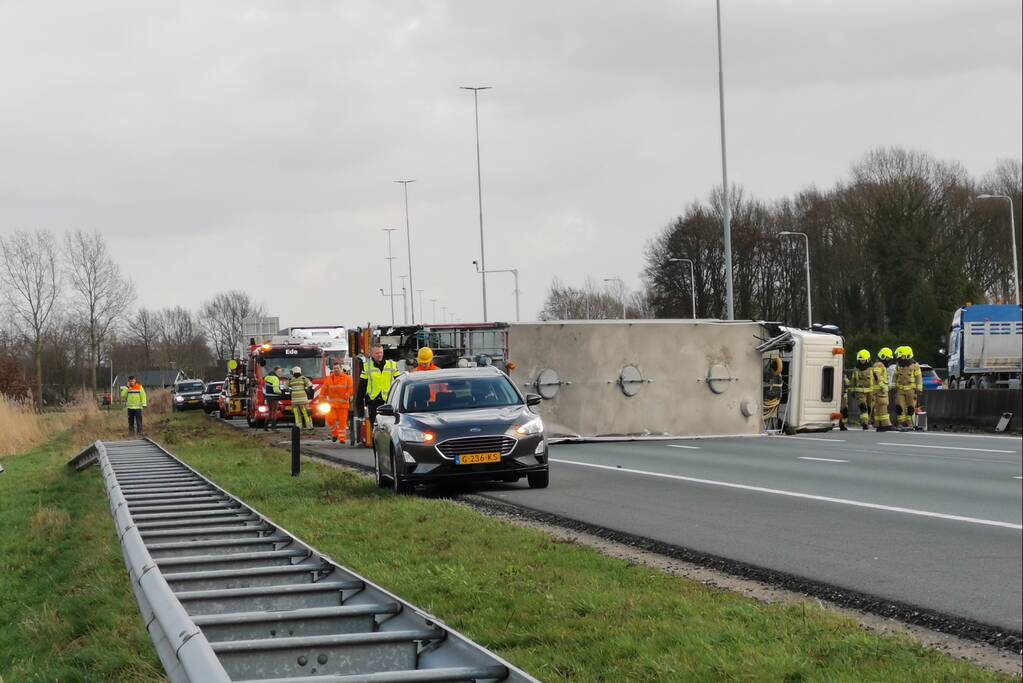 Snelweg dicht door gekantelde vrachtwagen