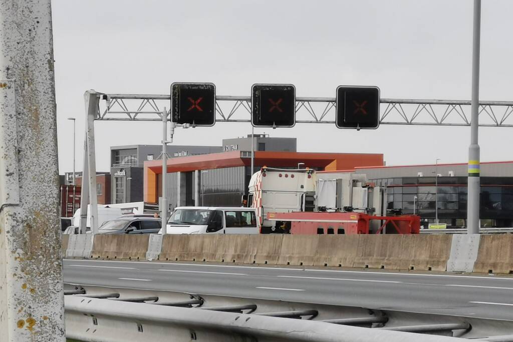 Snelweg dicht door gekantelde vrachtwagen