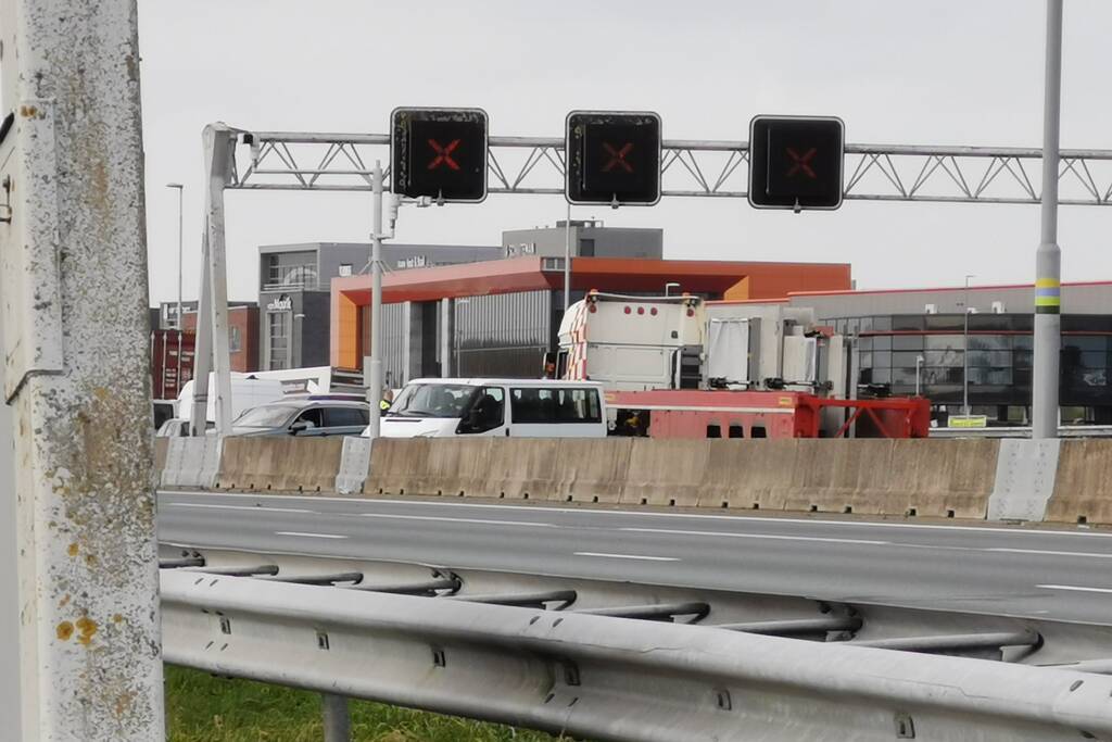 Snelweg dicht door gekantelde vrachtwagen
