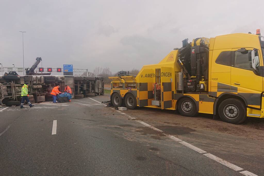 Snelweg dicht door gekantelde vrachtwagen