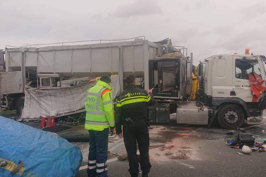 Snelweg dicht door gekantelde vrachtwagen