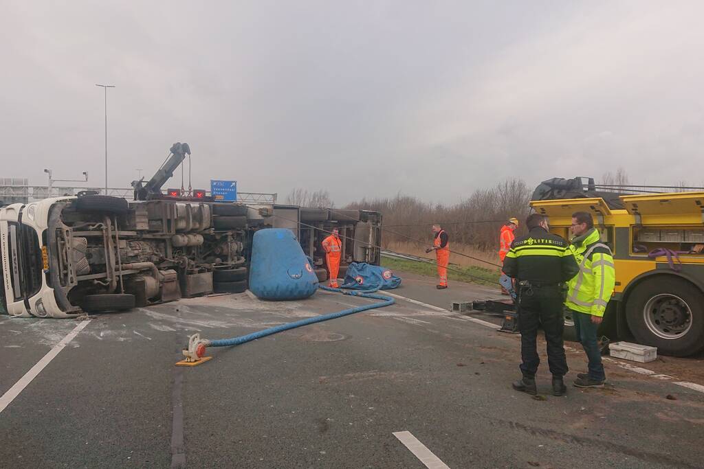 Snelweg dicht door gekantelde vrachtwagen