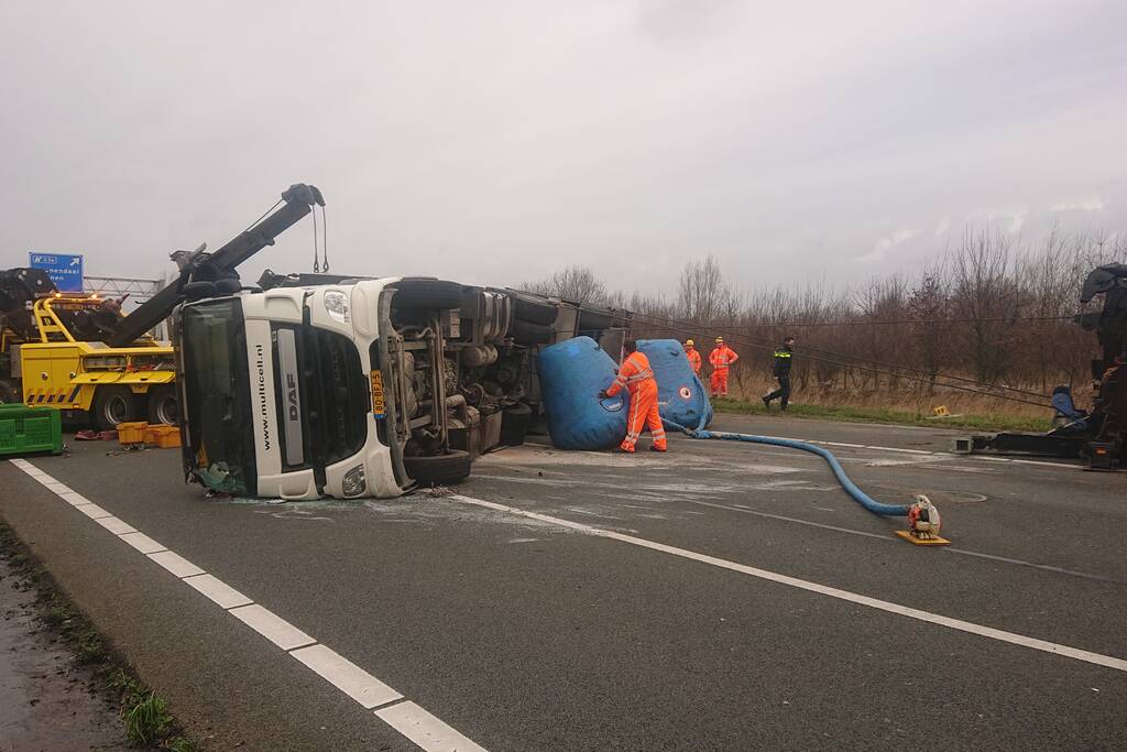 Snelweg dicht door gekantelde vrachtwagen