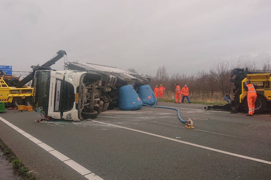 Snelweg dicht door gekantelde vrachtwagen