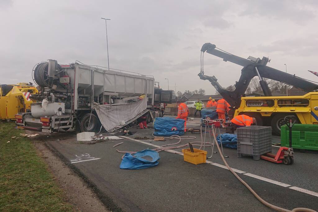 Snelweg dicht door gekantelde vrachtwagen