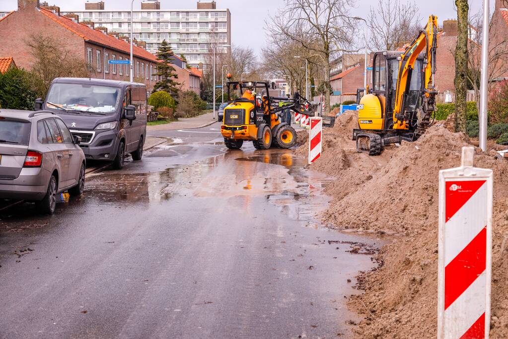 Water spuit de grond uit bij lekkage