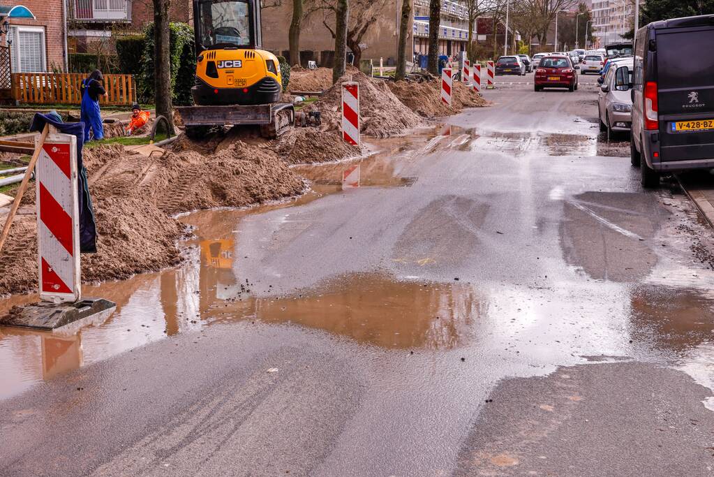 Water spuit de grond uit bij lekkage