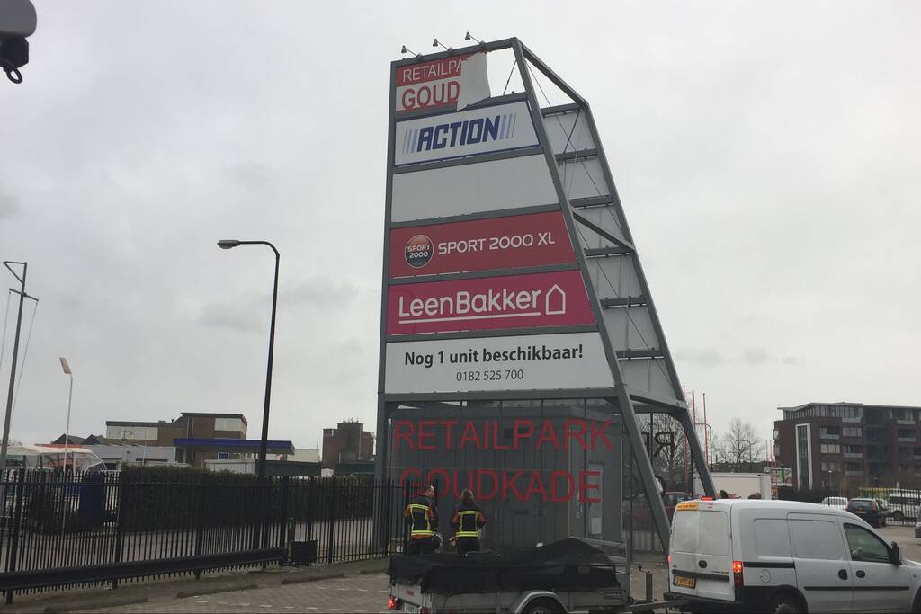Deel van reclamebord dreigt weg te waaien