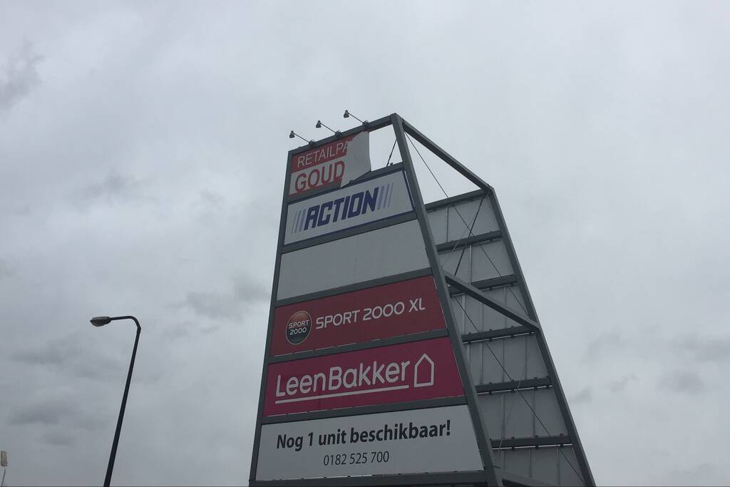 Deel van reclamebord dreigt weg te waaien