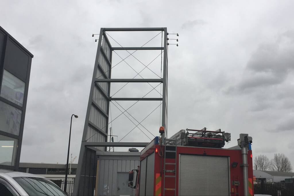 Deel van reclamebord dreigt weg te waaien