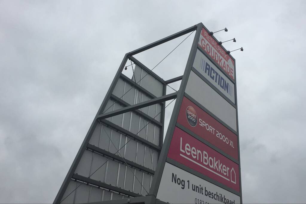 Deel van reclamebord dreigt weg te waaien