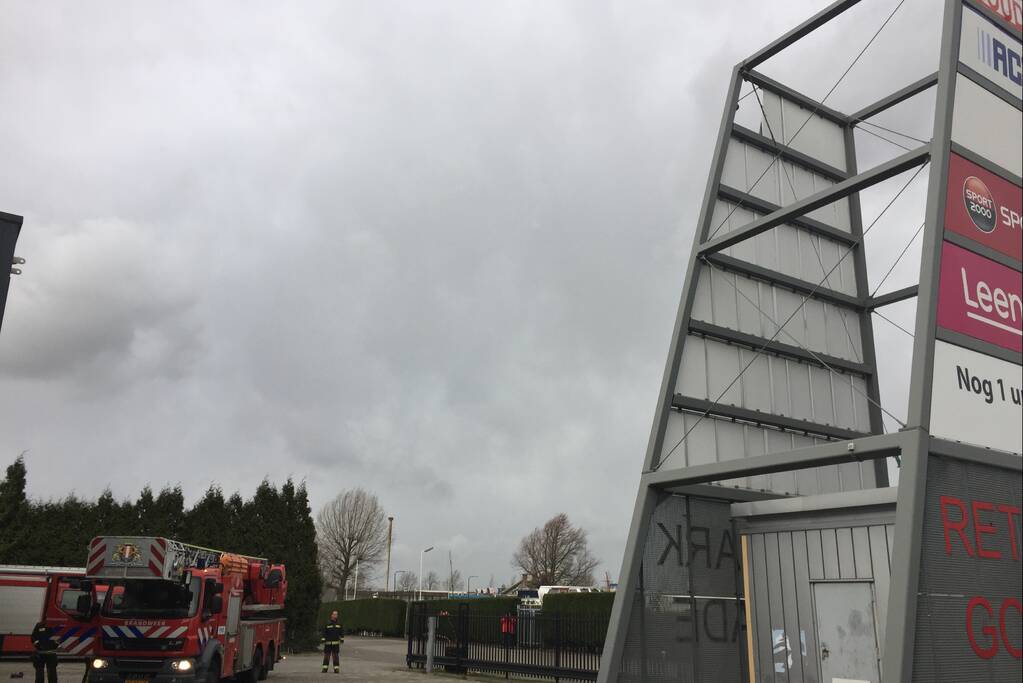 Deel van reclamebord dreigt weg te waaien