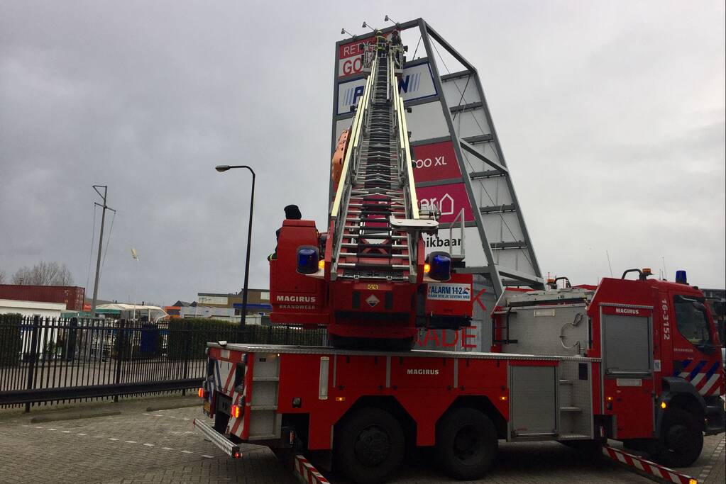 Deel van reclamebord dreigt weg te waaien