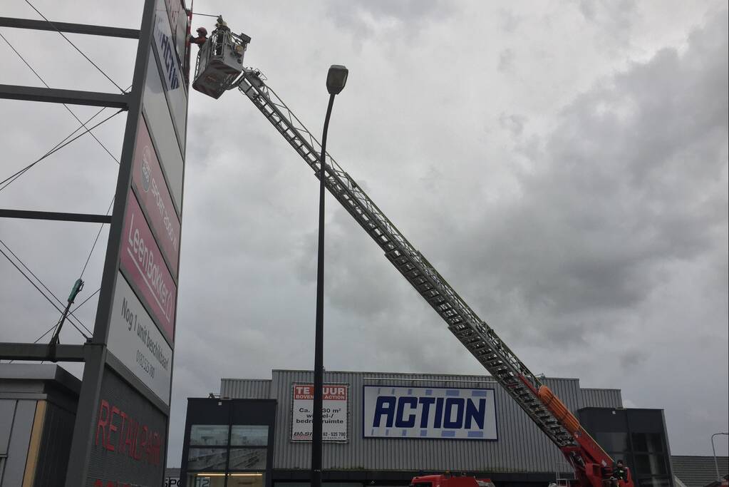 Deel van reclamebord dreigt weg te waaien