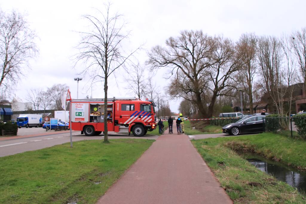 Weg afgesloten om afgebroken dikke tak
