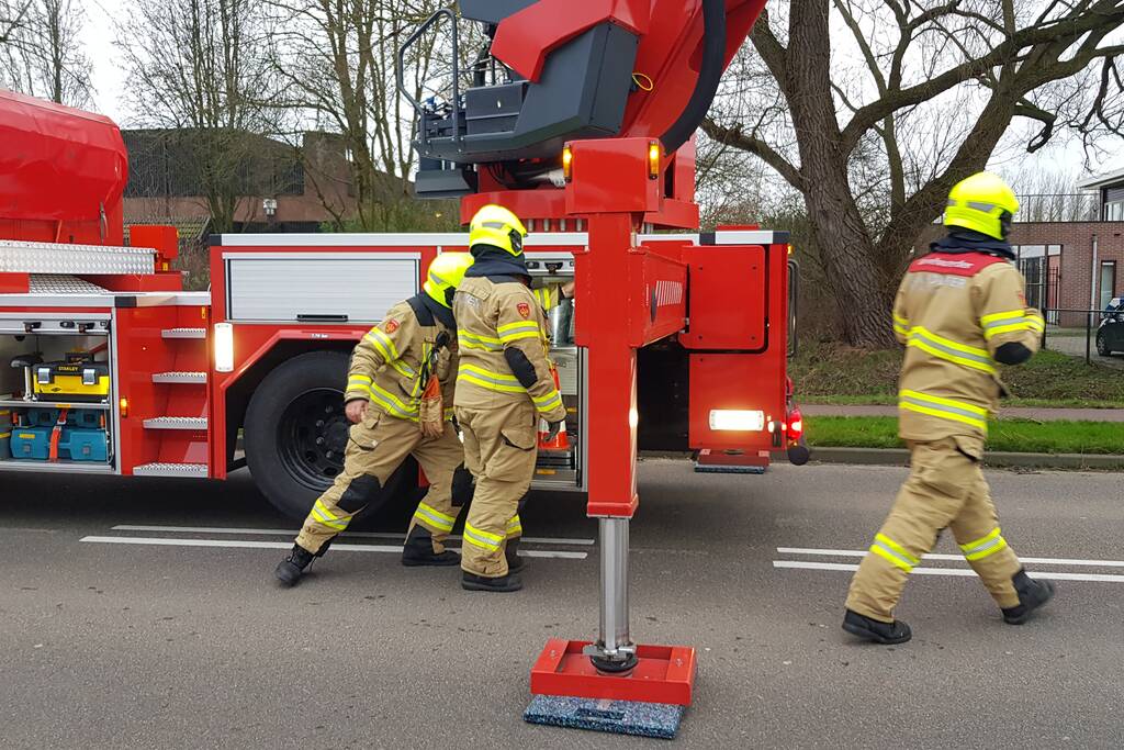 Weg afgesloten om afgebroken dikke tak