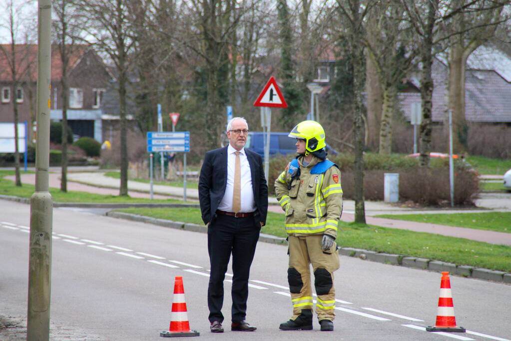 Weg afgesloten om afgebroken dikke tak