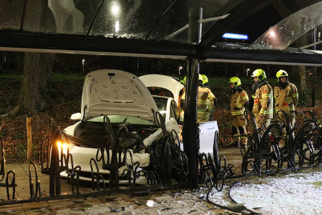 Peperdure Tesla crasht in fietsenstalling