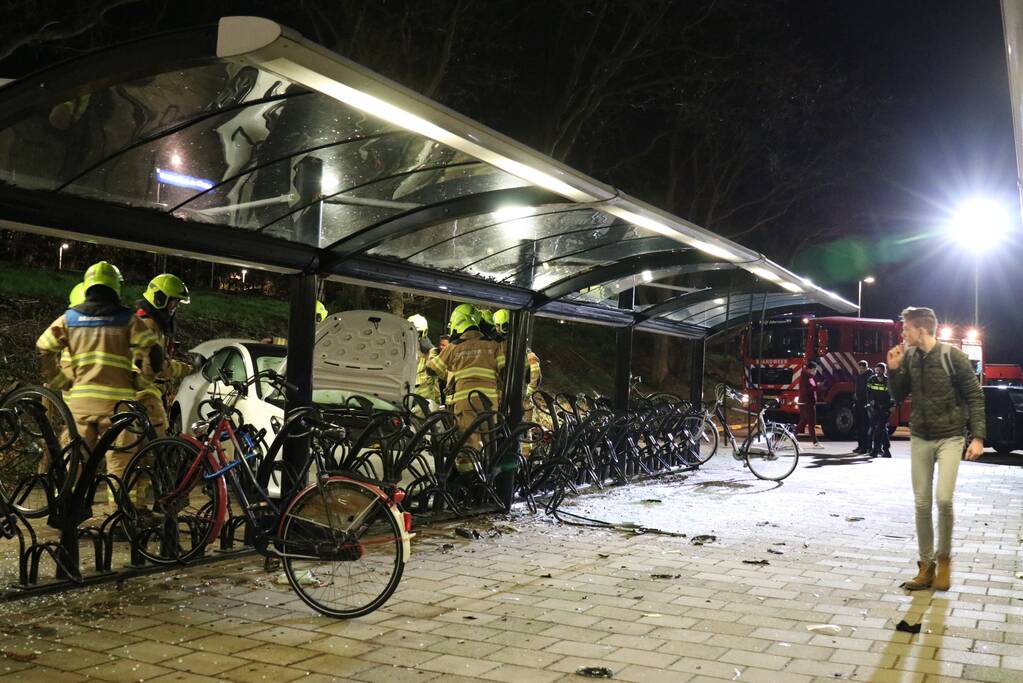 Peperdure Tesla crasht in fietsenstalling