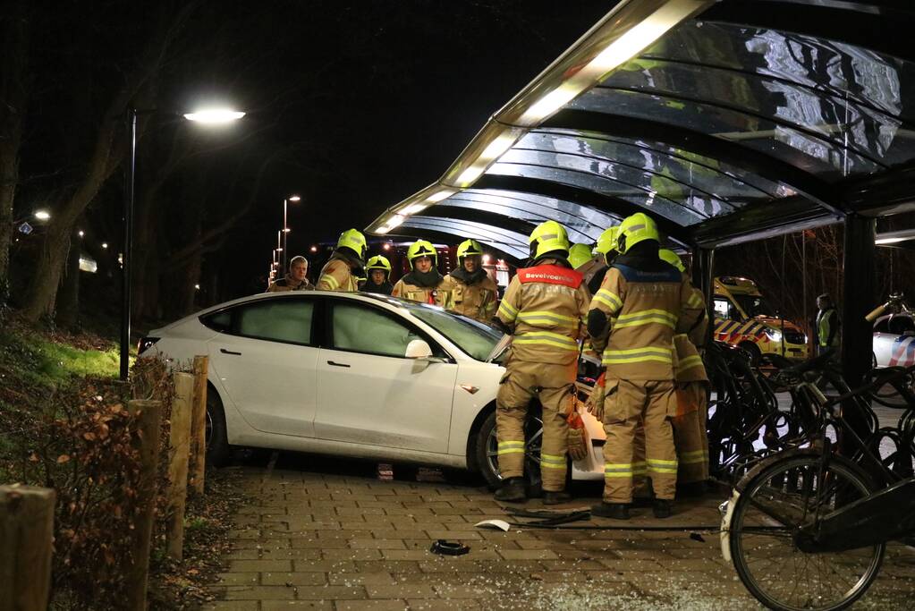 Peperdure Tesla crasht in fietsenstalling
