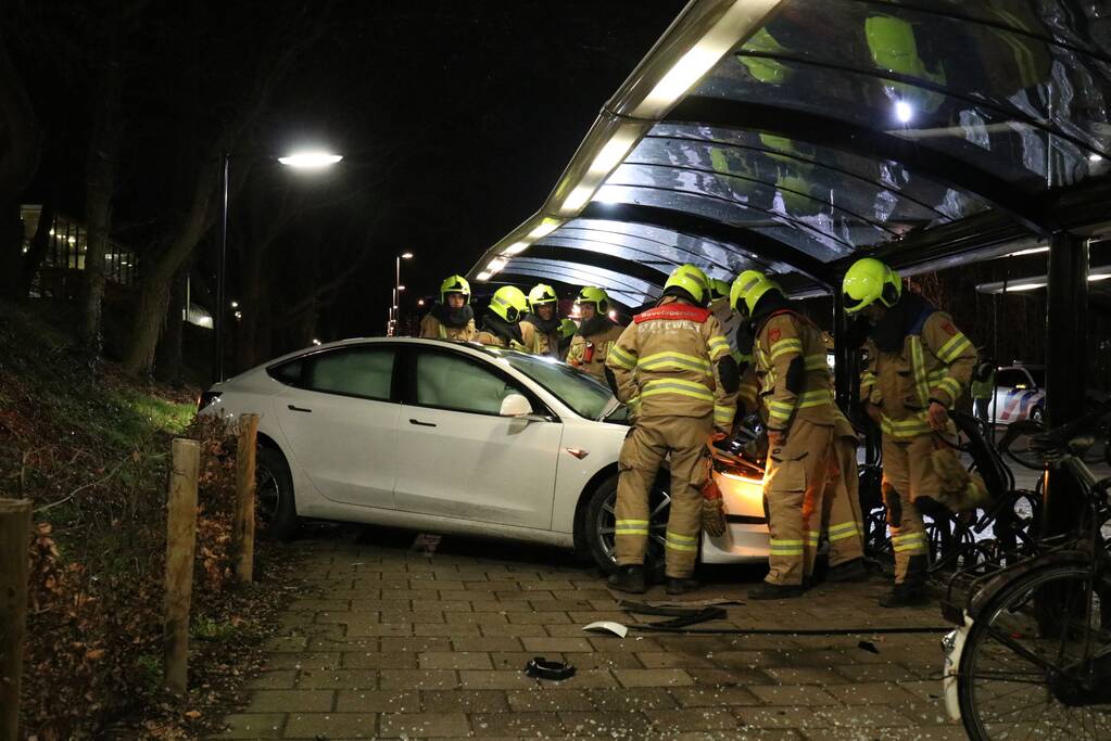 Peperdure Tesla crasht in fietsenstalling