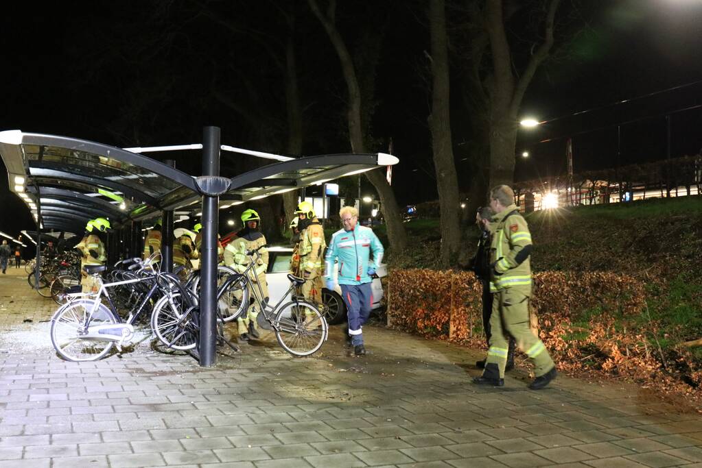 Peperdure Tesla crasht in fietsenstalling