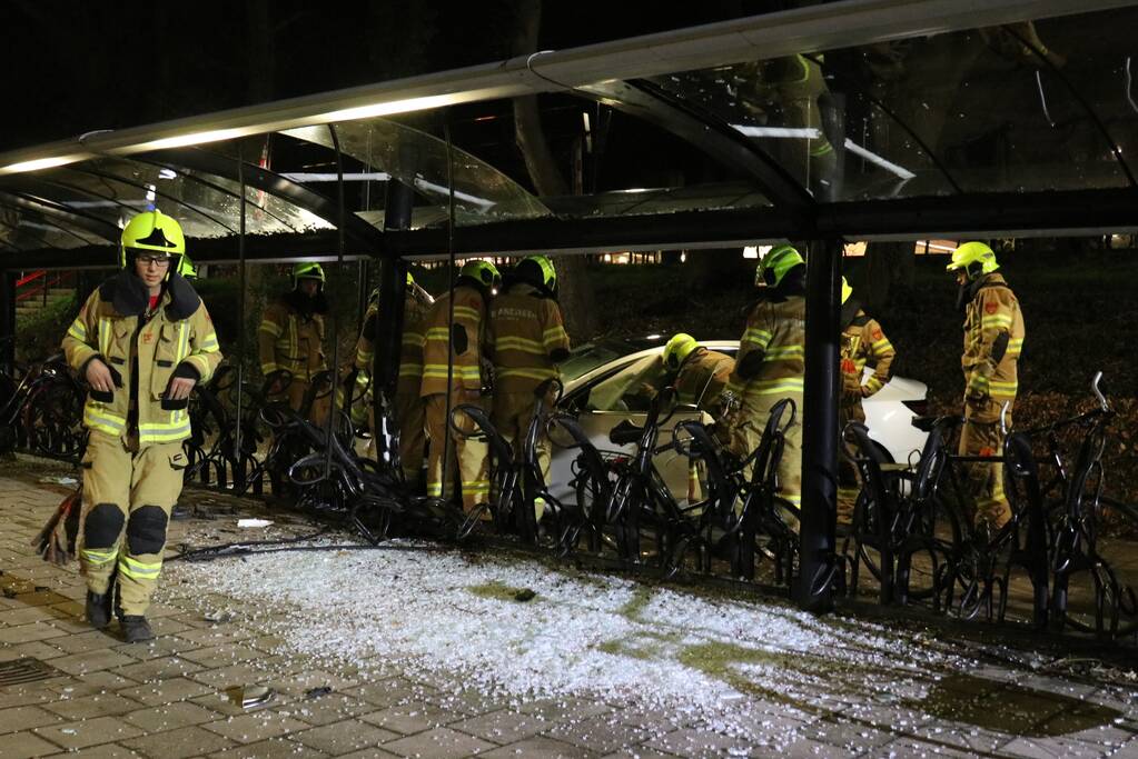 Peperdure Tesla crasht in fietsenstalling