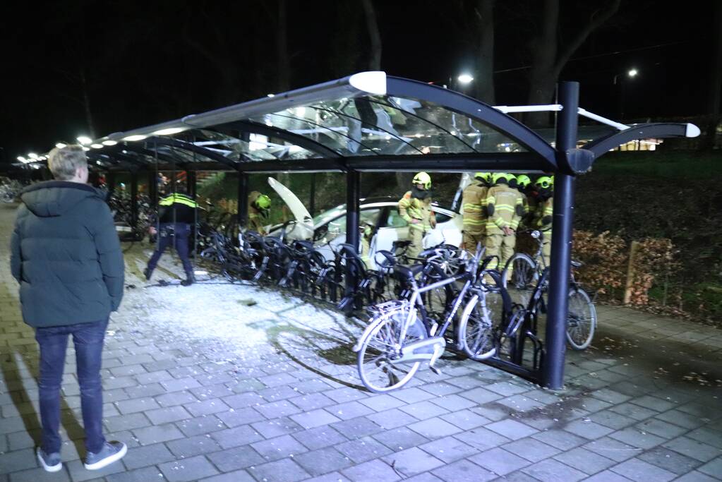 Peperdure Tesla crasht in fietsenstalling