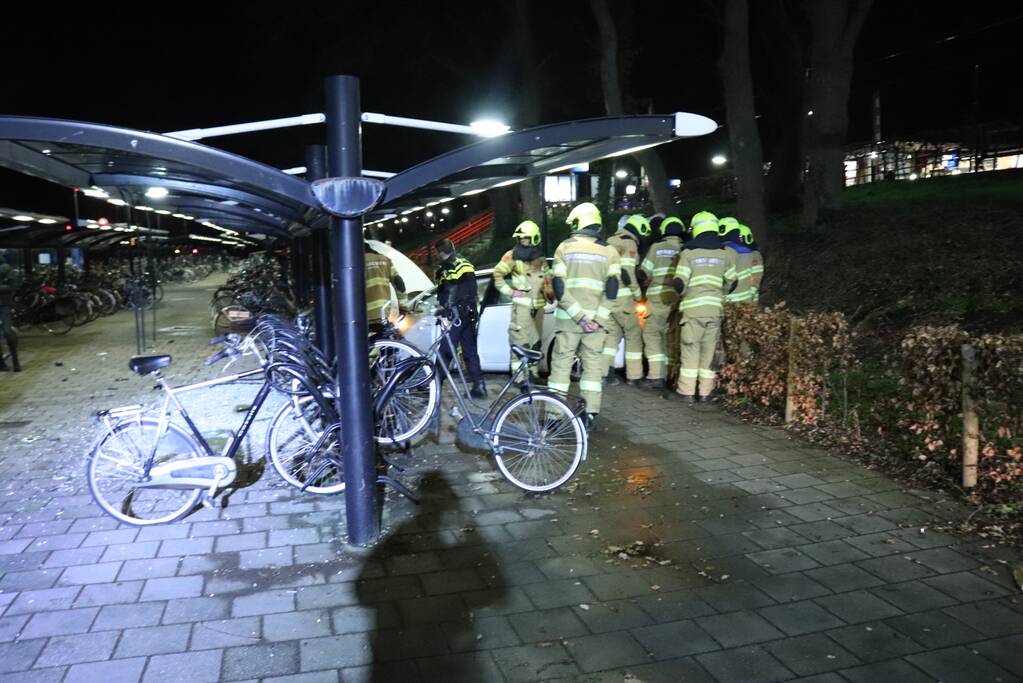 Peperdure Tesla crasht in fietsenstalling