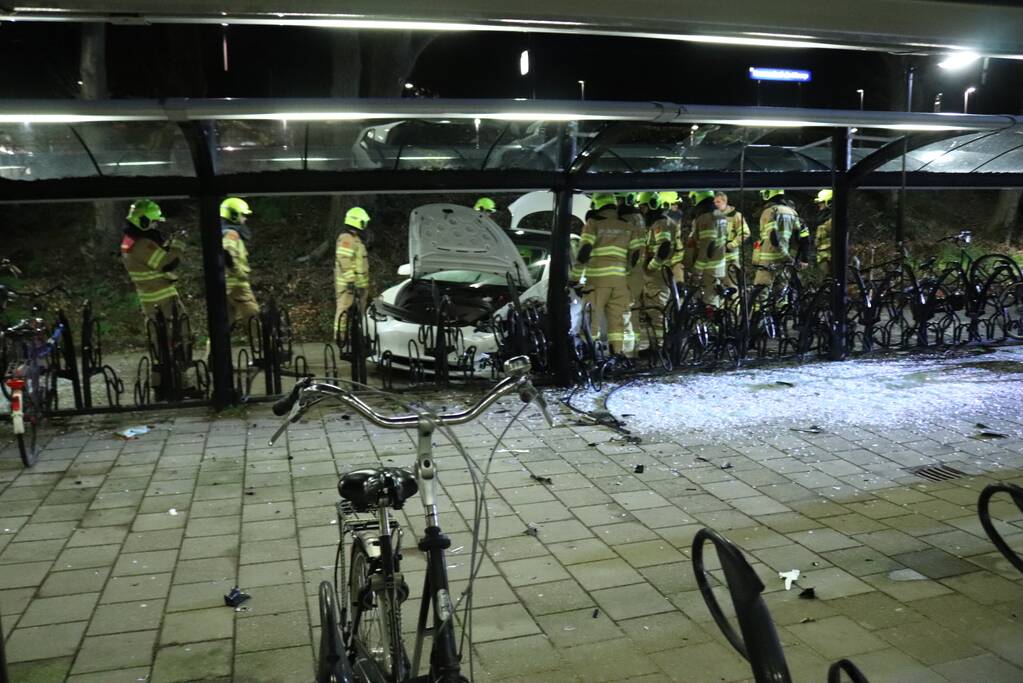 Peperdure Tesla crasht in fietsenstalling
