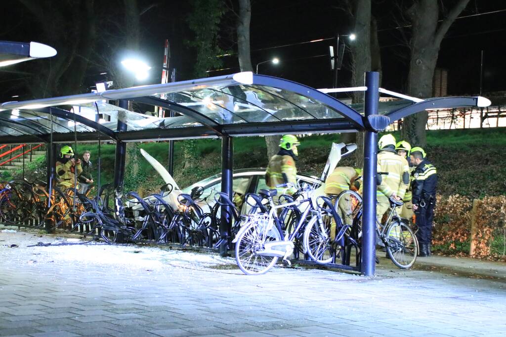 Peperdure Tesla crasht in fietsenstalling