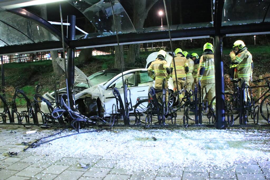 Peperdure Tesla crasht in fietsenstalling